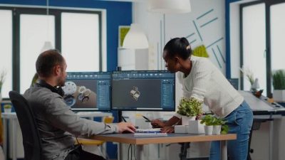 تیم مهندسی در حال کار کردن با نرم افزارهای طراحی صنعتی